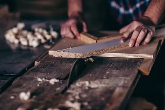 Do You Use Vacuum Press Woodworking 1 Image of a craftsman using a vacuum press woodworking machine to create precise and seamless woodwork