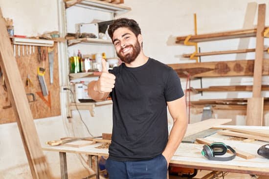 Step-by-step visual guide on how to effectively utilize a woodworking marking gauge for accurate measurements