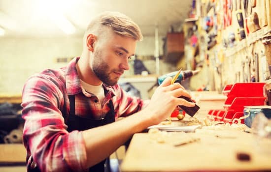 Possible Use of Sandpaper by 18th Century Woodworkers: Investigating Historical Techniques