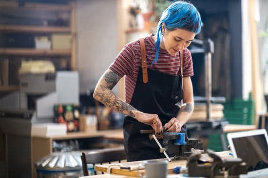 Where to Locate Woodworkers Vice on Bench 1 Woodworker's vice securely mounted on workbench for convenient and efficient use