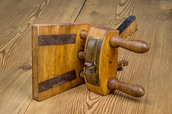 How to Paint Woodwork Trim 1 Step-by-step guide on how to paint woodwork trim for a professional finish