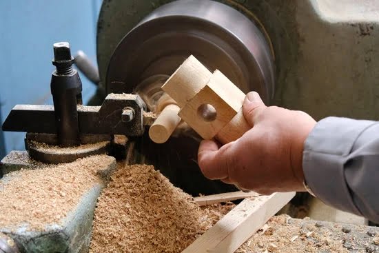 How Do Woodworking Dust Collectors Work 1 Diagram illustrating the process of how woodworking dust collectors work efficiently