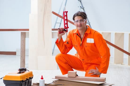 Alt Text: Step-by-step guide on how to effectively dry wet wood for woodworking purposes