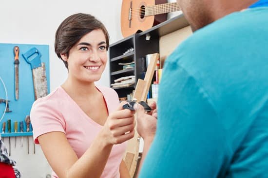 Simplified step-by-step guide on cutting woodworking laminate sheets, ideal for thin wood materials