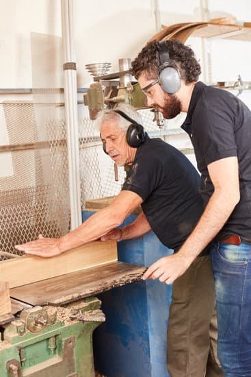 What Epoxy to Use for Woodworking 1 Recommended epoxy for woodworking: Envirotex Lite epoxy resin for durable and glossy wood finishes