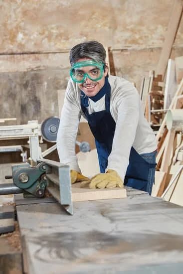 Step-by-step guide on how to become a fine woodworker - Tips and techniques included