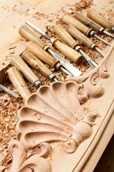 What Color Oflaminate Flooring With Dark Woodwork 1 What color laminate flooring with dark woodwork: Honey blonde oak for light contrast