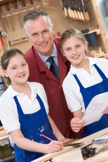 How to Clean Old Paint From Woodwork 1 Step-by-step guide on how to clean old paint from woodwork using gentle stripping methods