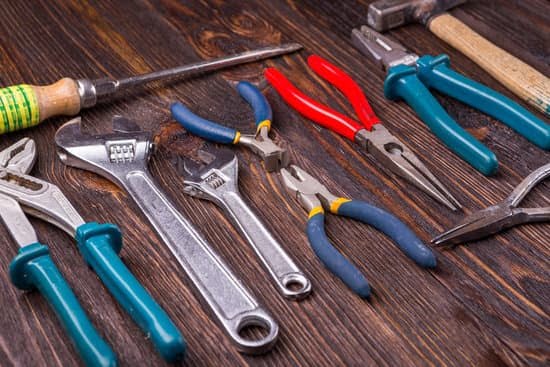 Step-by-step tutorial on how to use French Curves in woodworking for precise measurements and drafting