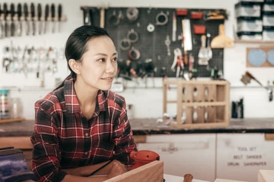 Why Is Antique Woodworkers Handle Hammer Handle Round 1 Vintage woodworker's hammer handle, round, unique craftsmanship in antique woodworking tools