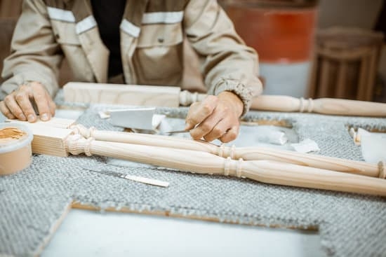No Nails Woodworking 1 NO NAILS WOODWORKING showcases traditional techniques